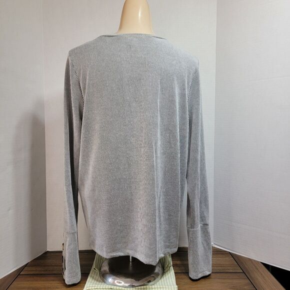 Urban Romantics LS Pinstripe Blouse w/ Lg Button Cuffs - Size Large - Picture 4 of 5